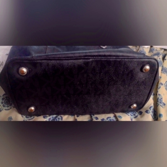 Michael Kors handbag black side pockets. Make an offer 💞 - Picture 6 of 6